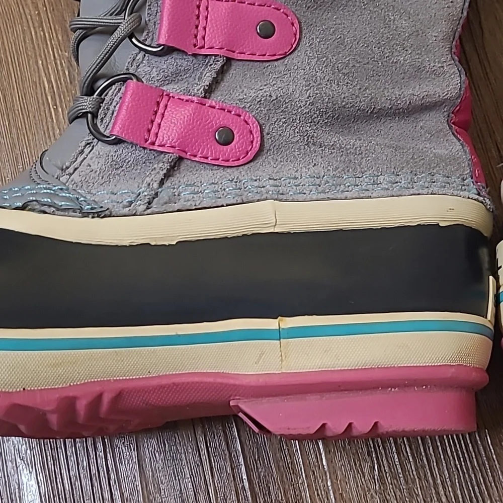 Sorel Gray and Pink Faux Fur Winter Bootsfor women zise‎ 3 used good condition.